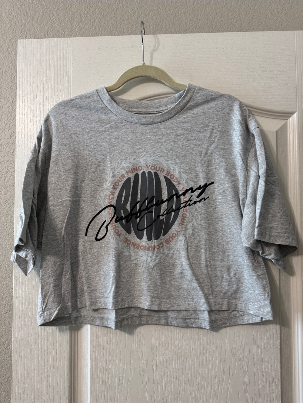 Buffbunny Collection XL Gray Graphic Cropped Tee with Script Logo